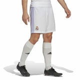 Short calcio ufficiali Real Madrid 2023 in bianco con logo del club e dettagli in viola