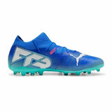 Scarpe da calcio Puma Future 7 adulti in blu con design aerodinamico e suola adatta per campi in erba naturale.