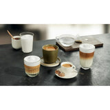 Varietà di bevande preparate con caffettiera superautomatica Siemens su un tavolo elegante