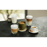 Varietà di caffè serviti in tazze diverse con crema, ideale per la macchina caffè con macinacaffè integrato