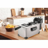 Friggitrice Smarton in acciaio inossidabile su un piano cucina con patatine fritte appena cotte