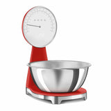 Bilancia da cucina Smeg rossa con ciotola in acciaio inox e display retroilluminato per una pesatura precisa