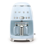 Caffettiera americana Smeg azzurra con design elegante e funzione di programmazione automatica