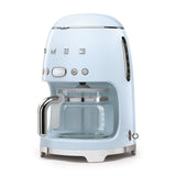 Caffettiera americana Smeg azzurra con caraffa trasparente e design vintage elegante