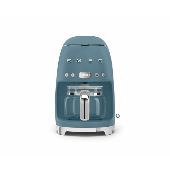Caffettiera americana Smeg in azzurro con design retro e serbatoio in vetro per preparare caffè delizioso