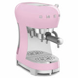 Caffettiera Smeg rosa con design retrò e finiture in acciaio inossidabile per un caffè perfetto
