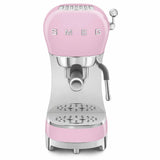 Caffettiera Smeg rosa con design retro e finiture in acciaio inox per un caffè elegante