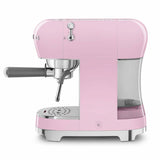 Caffettiera Smeg rosa con design elegante e finitura lucida per preparare il caffè con stile