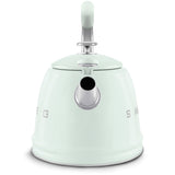 Bollitore Smeg verde pastello con beccuccio in acciaio inossidabile, elegante e funzionale