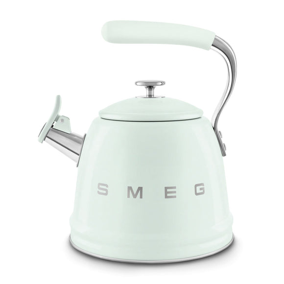 Bollitore Smeg color menta con manico ergonomico e design vintage per la cucina moderna