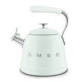 Bollitore Smeg color menta con manico ergonomico e design vintage per la cucina moderna