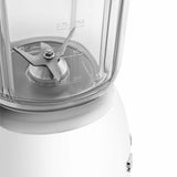 Frullatore Smeg bianco con recipiente trasparente e lame in acciaio inox per miscelare facilmente