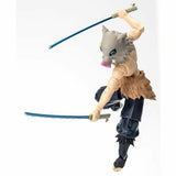 Statuetta Inosuke Hashibira Demon Slayer in pose dinamica con spade blu e dettagli accurati