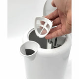 Bollitore elettrico Terraillon bianco con coperchio aperto e filtro estraibile per facile pulizia