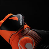 Guanti da portiere Uhlsport Soft Resist adulti in arancione con dettagli neri per un'ottima presa