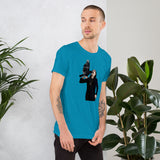 T-shirt blu con design di un uomo che tiene un corvo, ideale per amanti della moda artistica