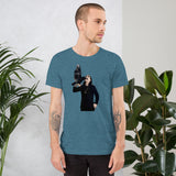 T-shirt da uomo blu con immagine di un uomo che tiene un corvo sulla spalla, elegante e alla moda