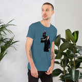 T-shirt blu con stampa di un uomo che tiene un corvo, venduta da Arts Shopping