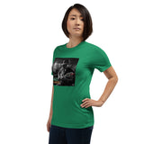 T-shirt chitarra classica musica in verde con stampa di un musicista sul palco