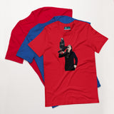 Maglietta rossa con stampa di un uomo in posa con un corvo, parte di un set di maglie colorate