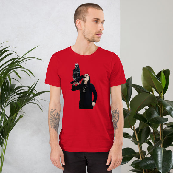 Maglietta rossa Arts Shopping con stampa di un uomo che tiene un corvo, stile moderno e audace