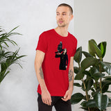T-shirt rossa con grafica di un uomo e un corvo per uno stile moderno e audace