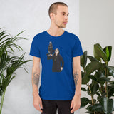 T-shirt blu con uomo che indossa una maglietta e tiene un corvo in mano