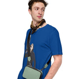 T-shirt blu con grafica artistica indossata da un uomo, accessoriata con una borsa a tracolla verde