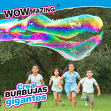 Bambini che corrono mentre usano il liquido per bolle di sapone WOWmazing per creare bolle giganti all'aperto