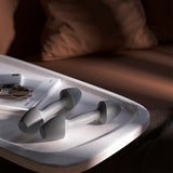 Manubri Xiaomi FED 0,9 kg su un tavolo con occhiali da sole e un libro, ideali per esercizi fitness